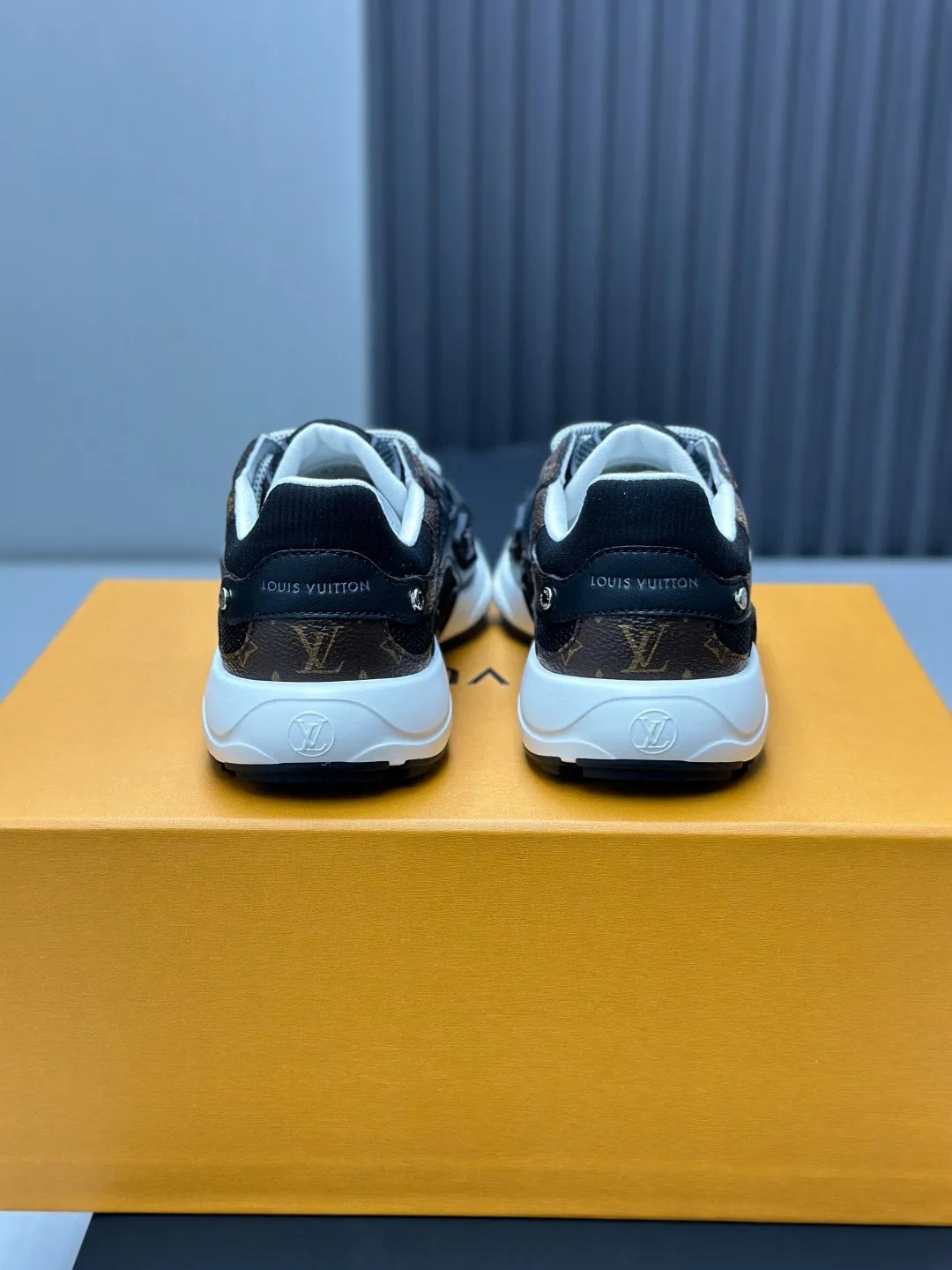 Factory price: 640💰Top version LV-Louis Vuitton-classic catwalk new style original 1:1 developed replica! ! The upper foot is very comfortable. It is made of luxurious materials and fine workmanship. The midsole is printed with English letters "Made in Europe". The upper is made of calfskin imported from Italy. The side is decorated with the brand's LOGO and signature. The latest latex foot pads and mesh lining make the foot feel super comfortable. The original two-color TPU combination outsole is specially provided by the original factory. Bag technology Goodyear stitched edges Fabric: Exclusive custom first-layer cowhide Accessories: Exclusive private model Vuitton logo, lining: Customized silk mesh lining - first-layer silk cowhide lining Outsole: TPU combination outsole wear-resistant, non-slip and anti-yellowing Foot pads: new latex pads-mesh sweat-absorbent Counter technology: fully computerized sewing machine wire drawing Toe box back cover Hot and cold shaping Full set of pull-top last with medium and low logo pattern Counter packaging - Shoelaces, certificates, cards, instructions, certificates of quality, dust bags, the most comprehensive packaging on the entire network, women's models 35-39, men's models 38-46 (38/46 customized, non-refundable!